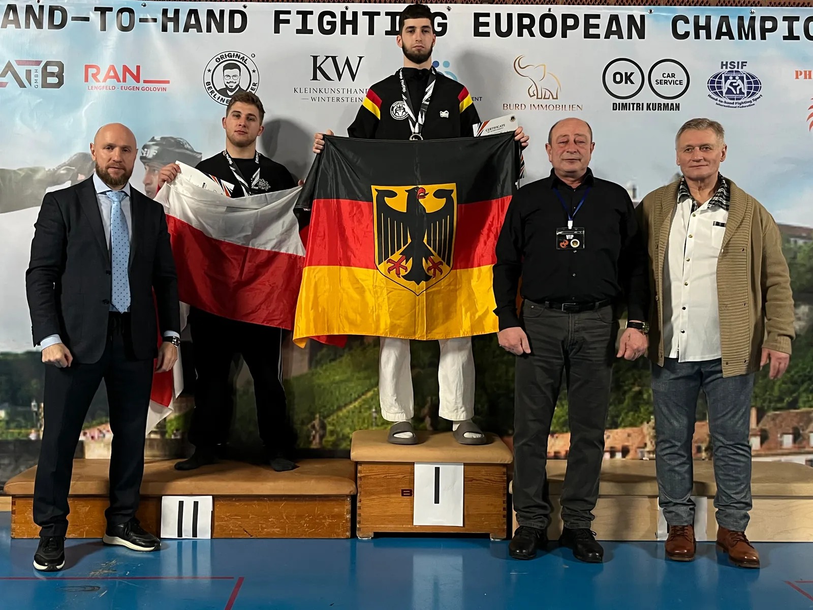 Siegerehrung mit deutscher Flagge bei der Heim-EM 2026 in Würzburg