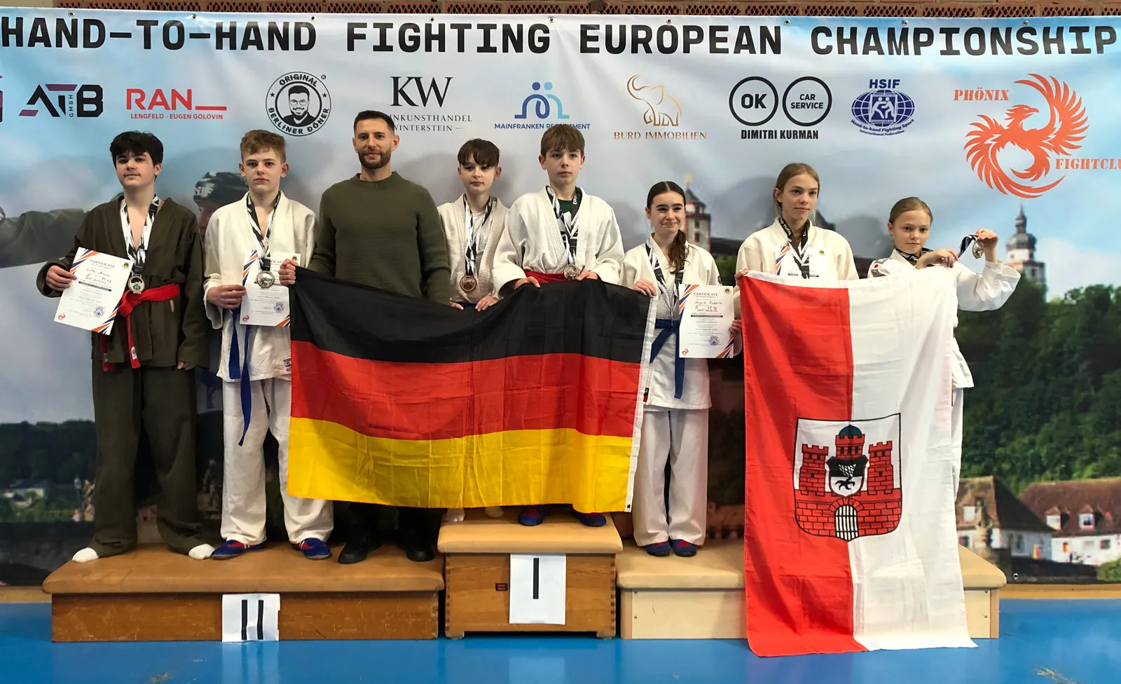 Jugend-Podium mit deutscher Flagge bei der EM 2026