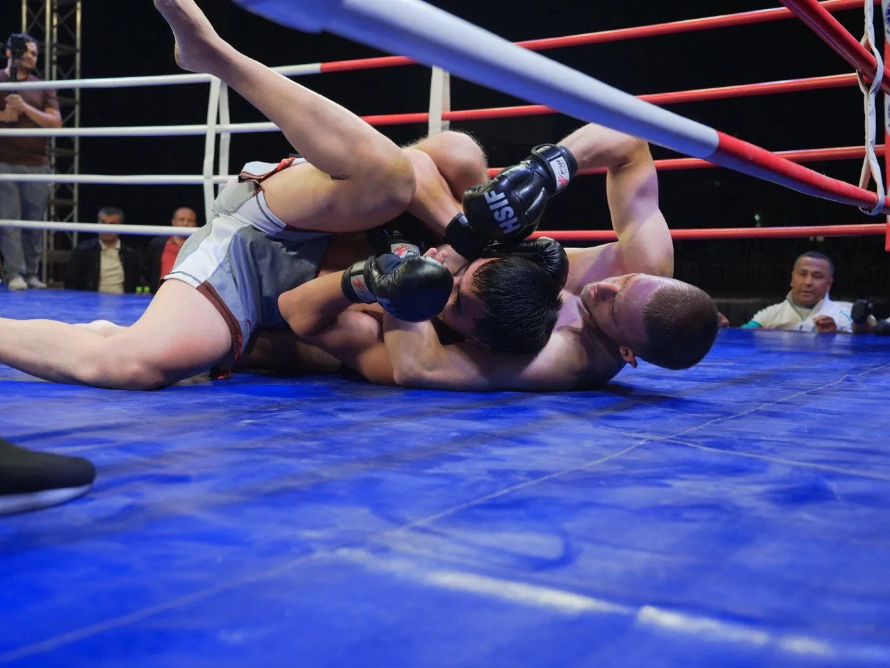 Bodenkampf im Ring bei einer Fight Night