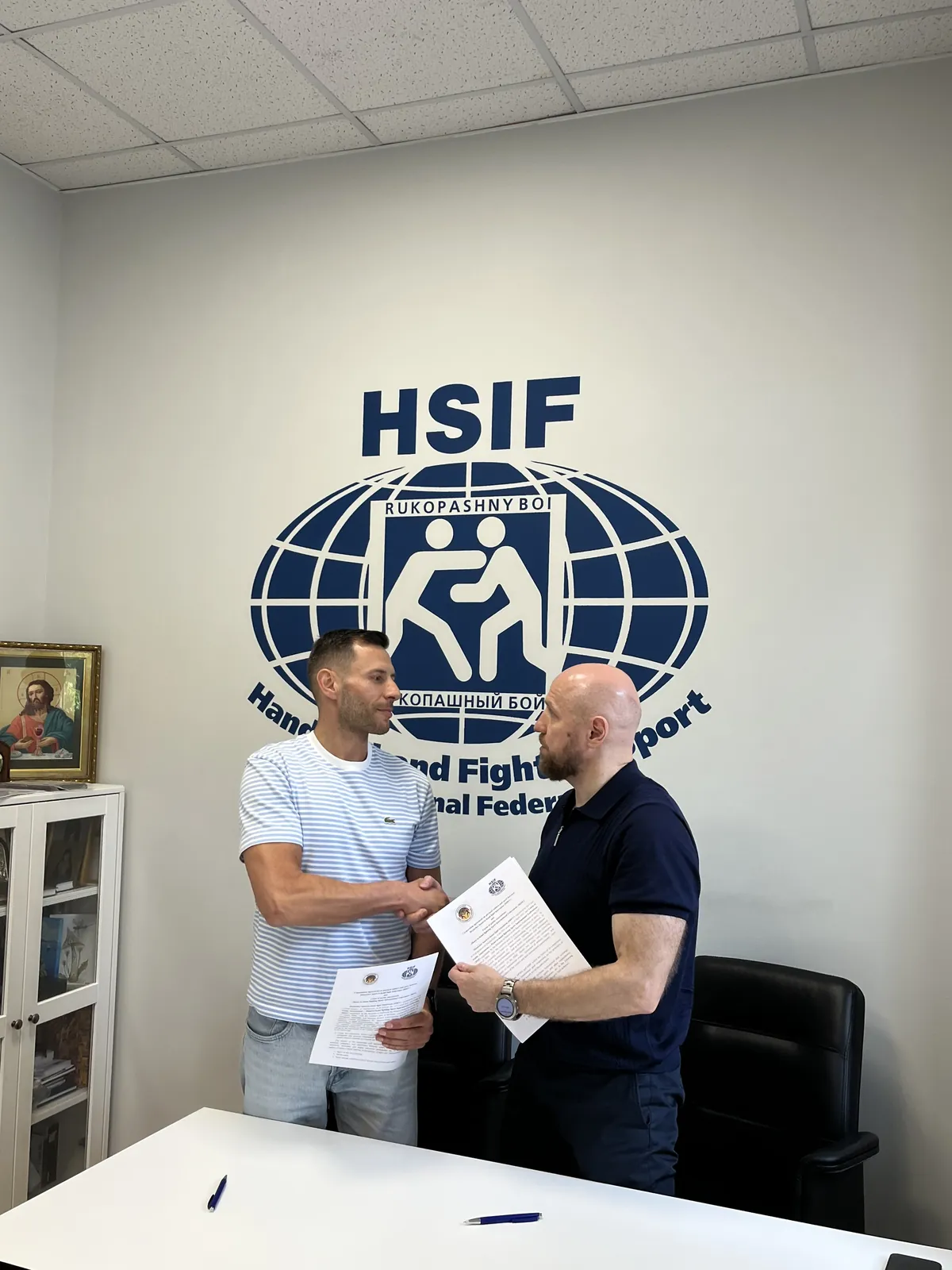 Handschlag nach der Unterzeichnung in der HSIF-Zentrale