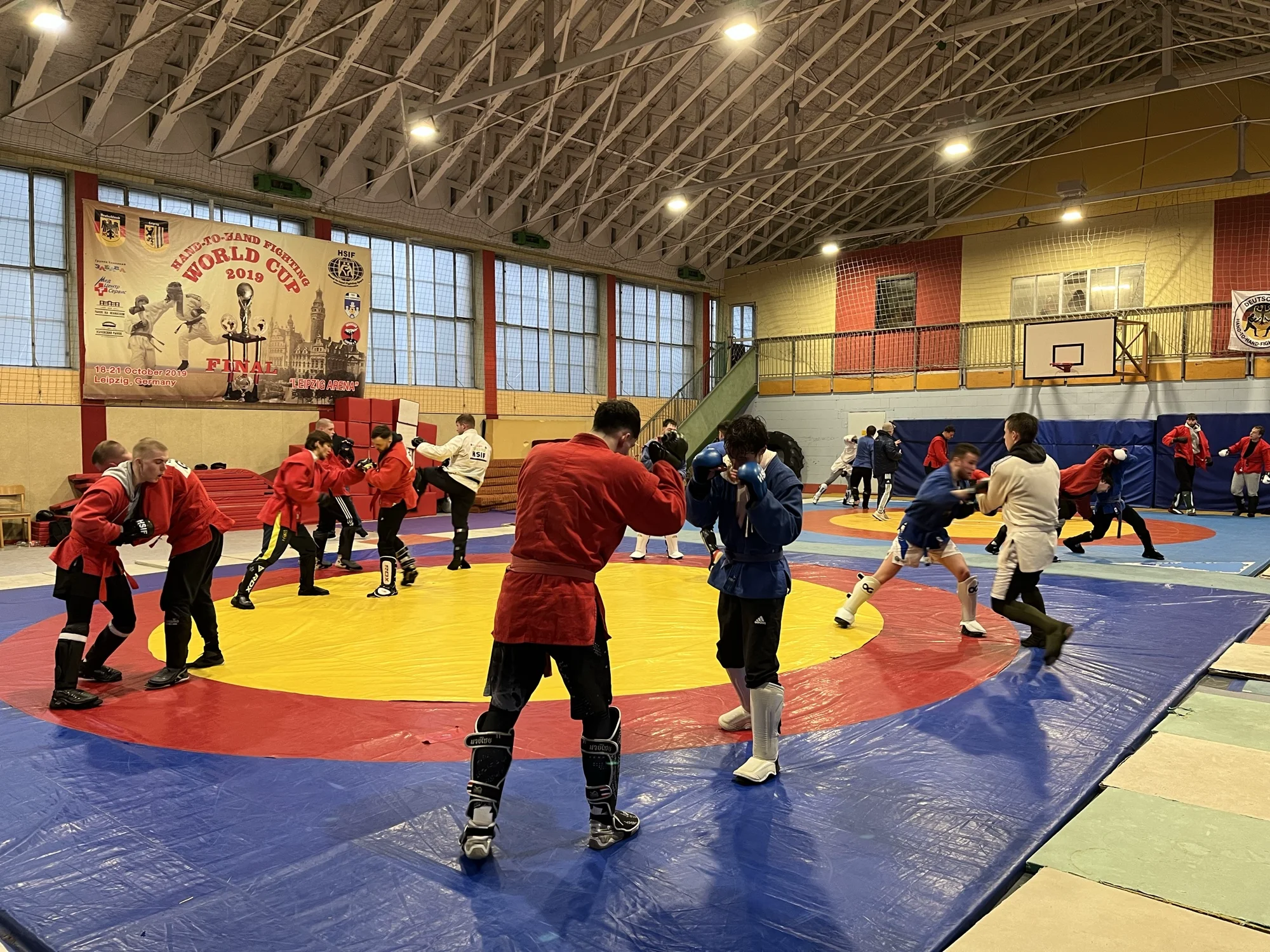 Gruppe beim Kampfsport-Training