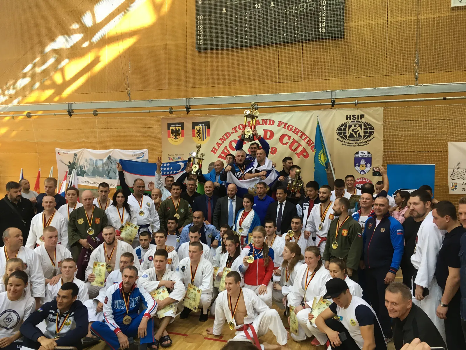 Gruppenfoto aller Teams beim Hand-to-Hand Fighting World Cup 2019 in Leipzig