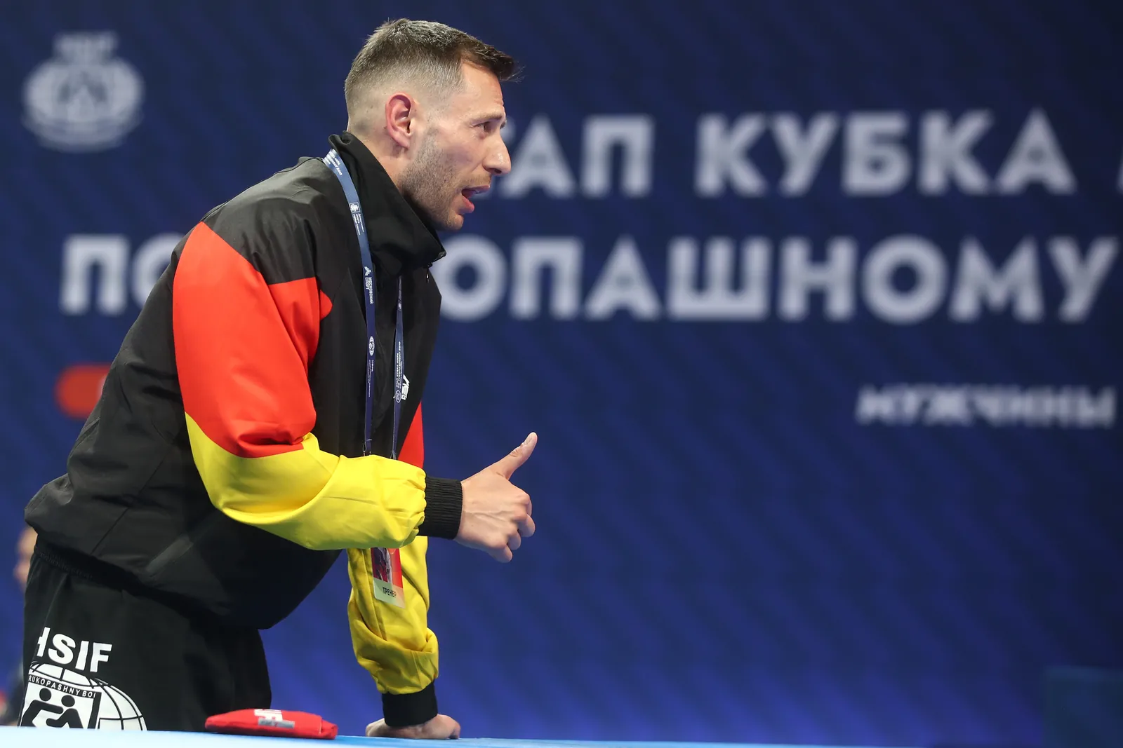 Trainer coacht am Mattenrand bei der World-Cup-Etappe 2026